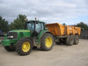 un tracteur a l’arrêt avec une benne derrière